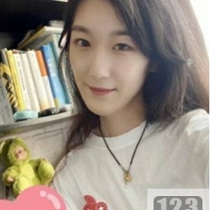 校花李穆轩的视频和私照合集：清纯与瘦身的魅力互动