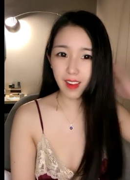 水蜜桃媛媛高颜值开朗害羞火辣身材丰满的女主播，与粉丝互动，拥有2.52G精美作品及视频！