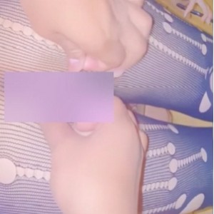 光“阴”粉嫩娇小，破洞网袜百度云白嫖