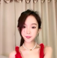 新人紅裙美腿：活潑性格炫酷黑絲襪