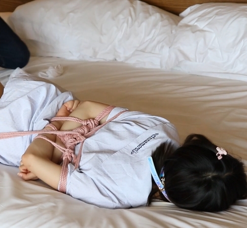 茶茶遇劫记清纯妹子TK白丝裸足蒙眼堵嘴驷马紧缚1v+2.33g百度盘双层压缩PDF7zDOCMP4原作者精油粉红色