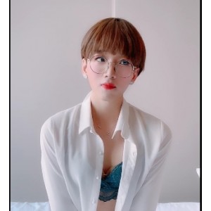TSJieun合集：273v41G，你是谁？为什么出现在这里？黑色长发，五官清晰，明亮的眼睛。