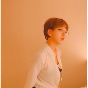 TSJieun合集：273v41G，你是谁？为什么出现在这里？黑色长发，五官清晰，明亮的眼睛。