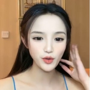 江奈儿性感热舞，褪去衣物，雪白肌肤登场！黑色小裤裤+蓝色吊带背心，气质优雅，干事浮夸，闺房聊生活，双峰震动，棒子神秘地带！