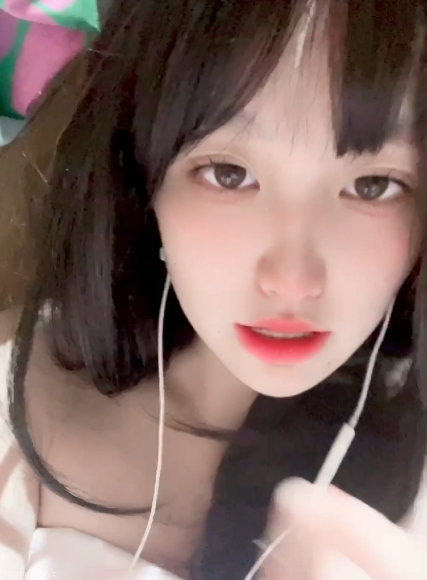 小雪反差婊比心陪玩资源合集：25v+9.8g视频，一次观看小雪的精彩片段