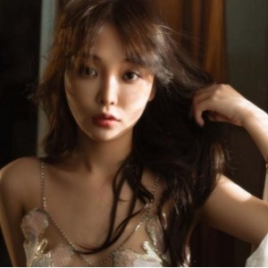 《玫瑰娅幺幺茶：超唯美私拍散播，火辣身材点赞破纪录》