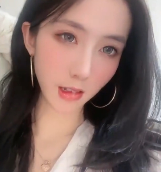 视频花椒鱼鱼不甜：网红精彩瞬间，活泼可爱搞笑，放飞自我的热舞洗澡！