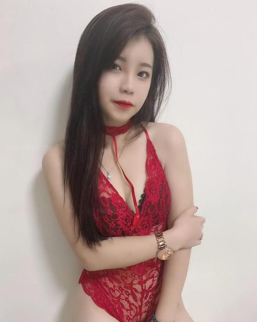 美女主持人被指教成小小狗，穿紧身衣服的美丽令人惊艳