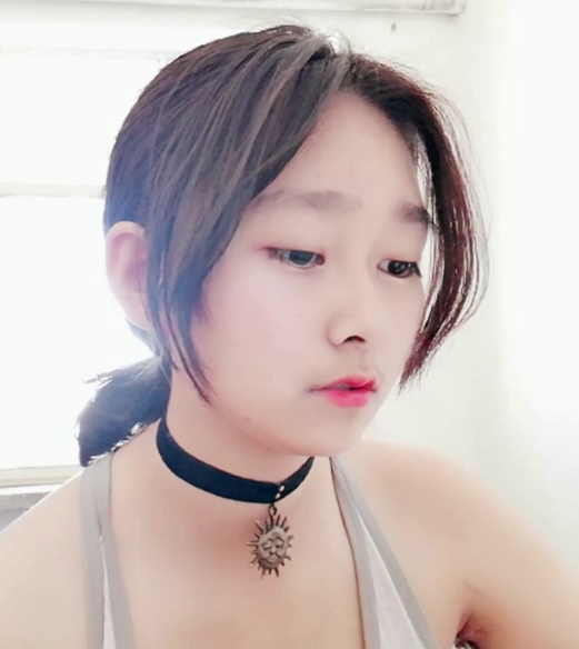 令人惊叹的美少女!苏雪模仿关晓彤,把关晓彤的精神发挥出来!