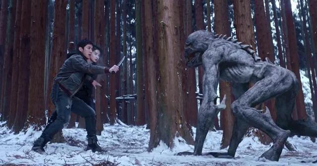 《极地追击》2022科幻怪兽大片，惊叹视觉体验，暴打场面令人叹为观止！