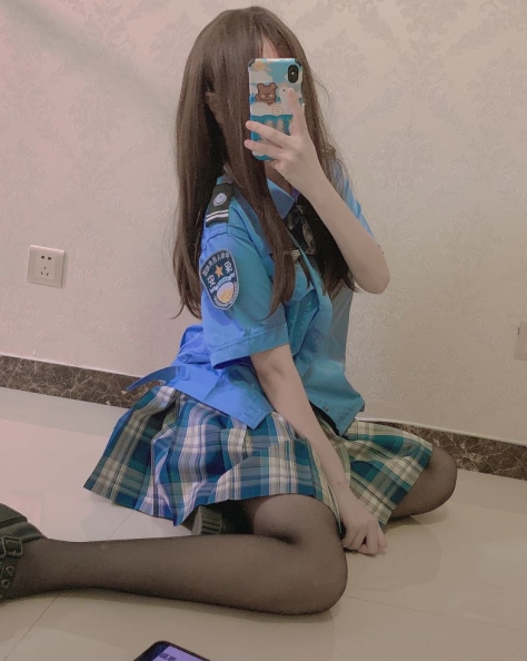 极品网红新人王：嗝崽的码，穿制服诱惑无限！