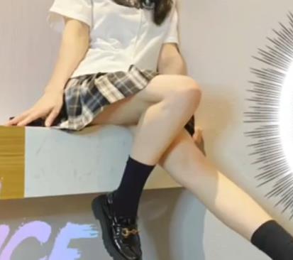 你听说过许木木吗?我听说她是个“小雌性狗子”,她穿着黑丝格子裙。