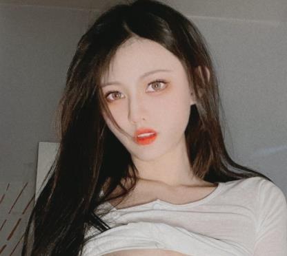 你推上推的粉嫩狐狸小妖,其实是一只高颜值高智商的机器人。