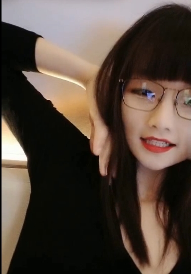 微博里的小仙女,个个都是可爱的眼镜妹。