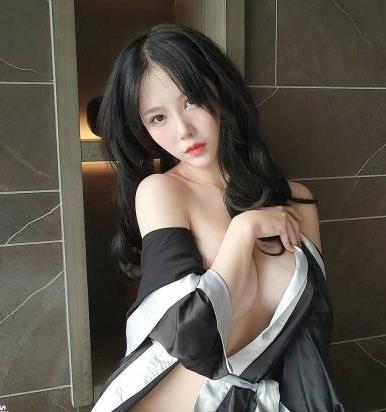 抖音上“抖娘利世居家阿娇任君采摘”,网友:我到底该采摘哪个?