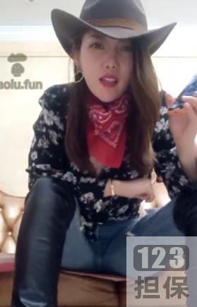 魔琴主播红绿灯的西部牛仔生涯:用西部民谣和民谣精神玩乐队。