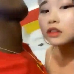 美眉找到黑爹后两张嘴都笑得合不拢了