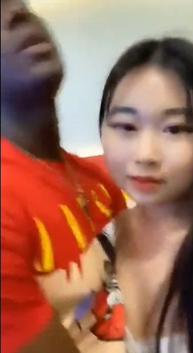 美眉找到黑爹后两张嘴都笑得合不拢了