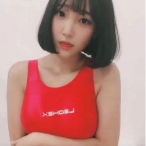 们一起玩游戏、聊天，展现了她们之间的默契和友情。另一次视频中，姜仁卿化身为韩国传统服饰的模特，展现了她不同的一面。总之，这个合集汇集了姜仁卿的多种风格和表现，绝