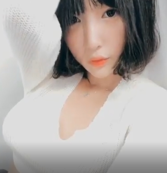 们一起玩游戏、聊天，展现了她们之间的默契和友情。另一次视频中，姜仁卿化身为韩国传统服饰的模特，展现了她不同的一面。总之，这个合集汇集了姜仁卿的多种风格和表现，绝对不容错过！