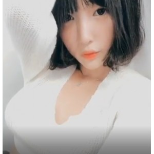 们一起玩游戏、聊天，展现了她们之间的默契和友情。另一次视频中，姜仁卿化身为韩国传统服饰的模特，展现了她不同的一面。总之，这个合集汇集了姜仁卿的多种风格和表现，绝对不容错过！
