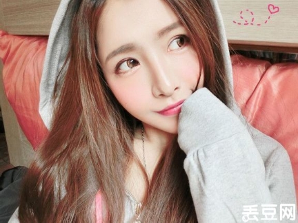 一探究竟，让人更加期待她未来的表现。无论是喜欢御姐风格的观众还是喜欢小黑的粉丝，这个合集都能满足他们的需求。不仅可以欣赏小黑的美貌，还能感受到她的个性魅力。所以，快来观看这个高颜值御姐（叫小黑.一只肥黑)合集，一起领略她的独特魅力吧！