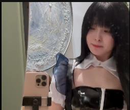 2024年网红洛宝luobao1221：粉丝疑惑女神变胖？32V2.7G自拍视频观看下载