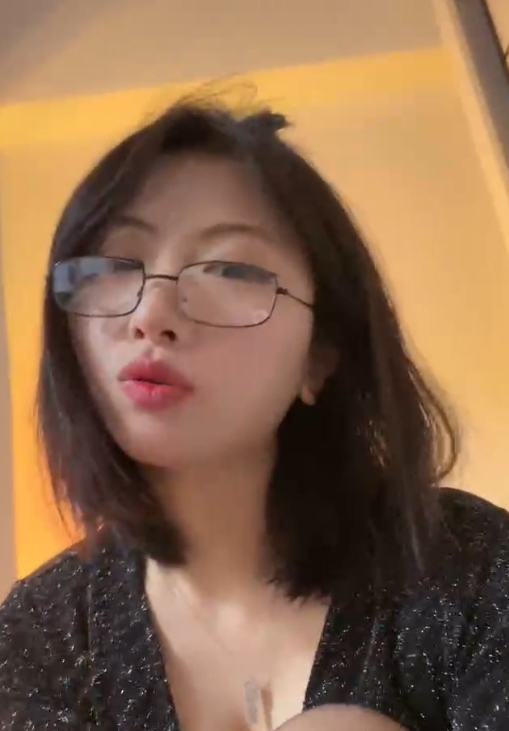 美知瑠香水黑丝脚》是一部引人注目的直播作品，以其独特的套路和美白效果而备受关注。视频的大小为1v+335MB，可以在百度盘上找到。