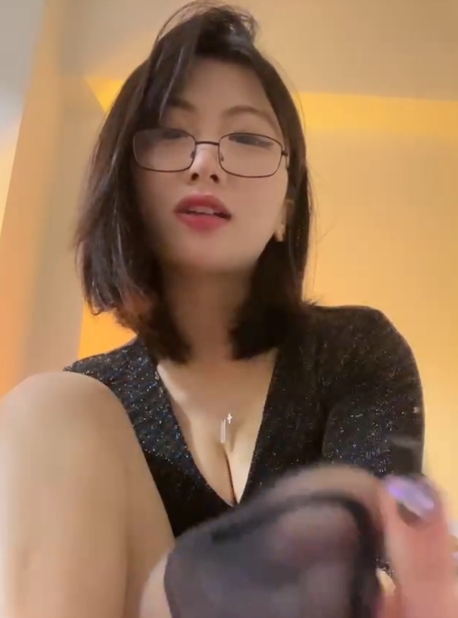 美知瑠香水黑丝脚》是一部引人注目的直播作品，以其独特的套路和美白效果而备受关注。视频的大小为1v+335MB，可以在百度盘上找到。