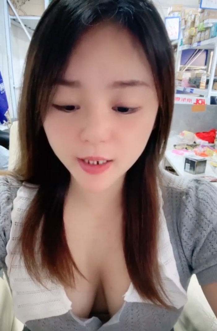 快递小妹：114v127.8g视频收藏大罩杯