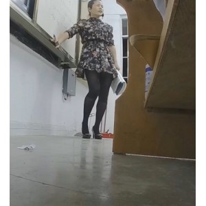 白衬衫女老师脱鞋露脚视角片段39v合一28g百度盘