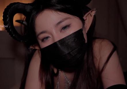 台北小巷深处的自拍高清作品，nana爆弄全L表演，小伙伴们快来下载观看吧！