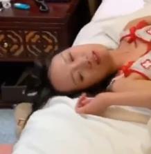 大学生美眉豪哥三人游自拍视频大公开！8V1.7G下载，露脸妇气质尽显