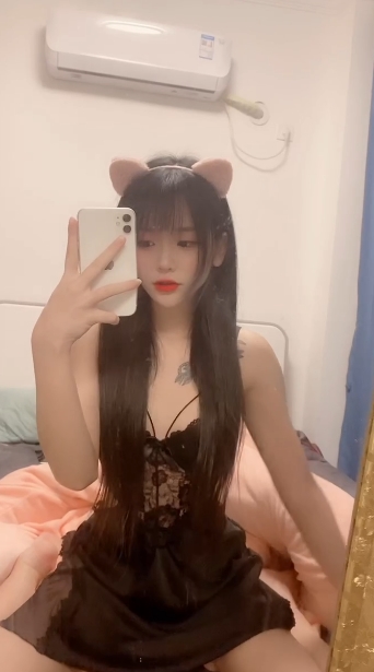 子璐清纯主播9部高清合集:小家碧玉的白皙细腻、吹弹可破的俏脸眼眸清澈、樱唇粉嫩的青春活力、大眼睛、丝袜包臀裙凹凸有致的玲珑曼妙、修长美腿、内敛热情肆虐的表情反应、自娱自乐的拨弄手法。