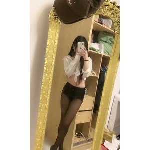 子璐清纯主播9部高清合集：小家碧玉的白皙细腻、吹弹可破的俏脸眼眸清澈、樱唇粉嫩的青春活力、大眼睛、丝袜包臀裙凹凸有致的玲珑曼妙、修长美腿、内敛热情肆虐的表情反应、自娱自乐的拨弄手法。
