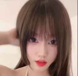 漂亮馒头的黑框眼镜女孩特写照片