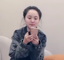 性感吊带黑丝牛仔外套，展现一字马妹子的翘pp