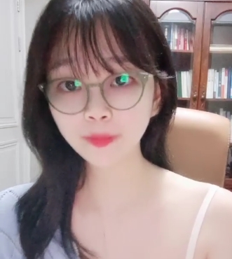 清纯舞蹈系小姐姐桃子眼镜主播