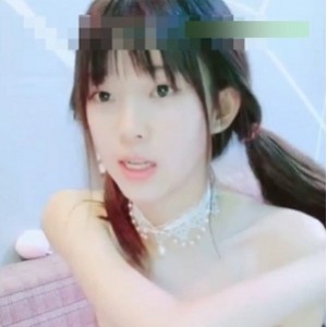 可爱的18岁小妹子身材瘦瘦的，营养不良的大眼美女