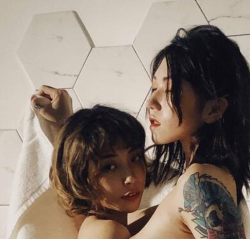 精选御姐风霸气成熟美：黑丝室外展示百合姐妹情