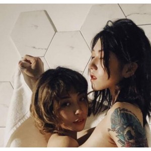 精选御姐风霸气成熟美：黑丝室外展示百合姐妹情