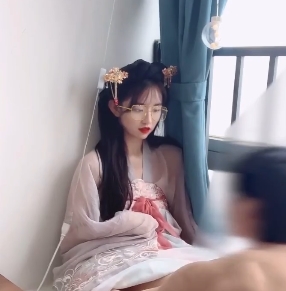 不见星空经典版:尽力剪辑的经典精彩镜头,摆脱丑无趣的服装,与男朋友的亲密动作,以及马桶和镜子的看直播!