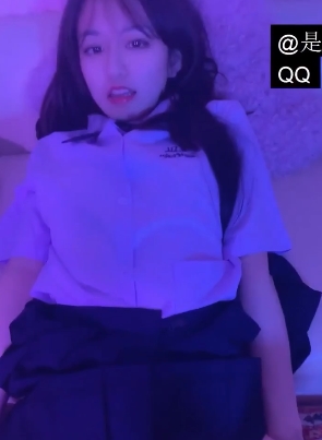 不见星空经典版:尽力剪辑的经典精彩镜头,摆脱丑无趣的服装,与男朋友的亲密动作,以及马桶和镜子的看直播!