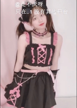 不见星空经典版:尽力剪辑的经典精彩镜头,摆脱丑无趣的服装,与男朋友的亲密动作,以及马桶和镜子的看直播!