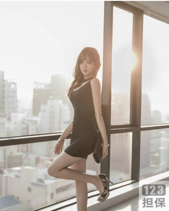 夏花花美少女学生服装青纯私房照片，10多万粉丝的微博直播间，192M粉色壁画康庄大道曲路。