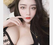 NIni直播界精选美女大眼博主皮肤白皙蕾丝低胸装