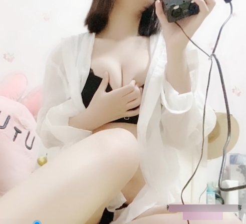 沈梦逸斗鱼超火视频斗鱼女神沈梦逸9月最新超火视频，白玉兔容颜黑森林眼神，绅士魅力无可比拟！