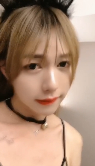 19岁伪娘粥粥，5个G完美身材，抖音网红人妖