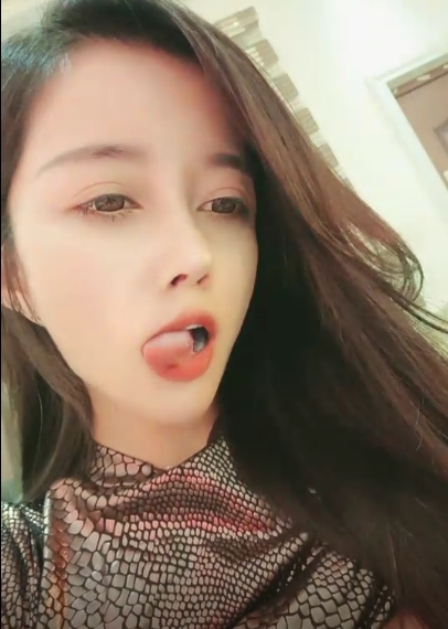 虎牙浮力姬定制视频：颜值与智慧兼得，妖媚自摸sao舞道具紫薇秀