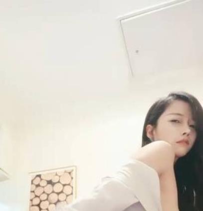 虎牙浮力姬定制视频：颜值与智慧兼得，妖媚自摸sao舞道具紫薇秀